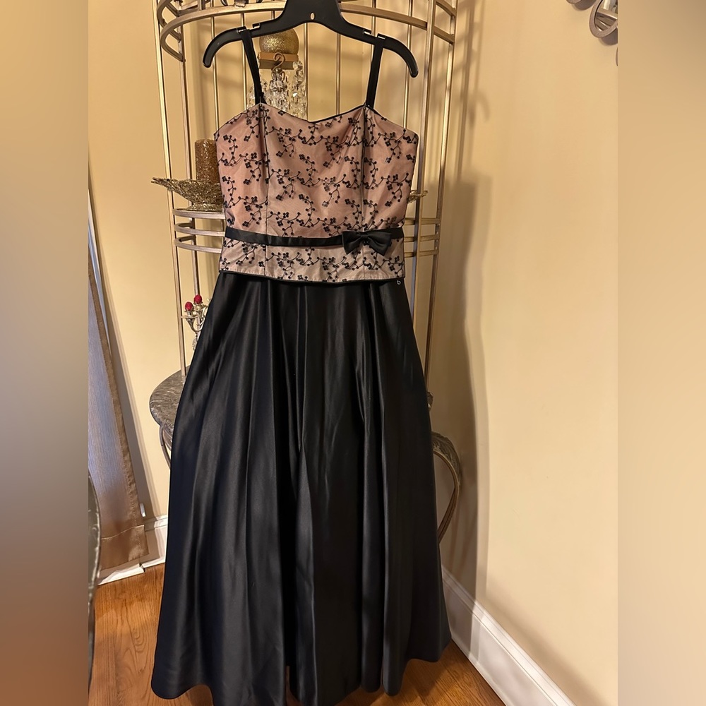 Beautiful maxi dress perfect for any condition